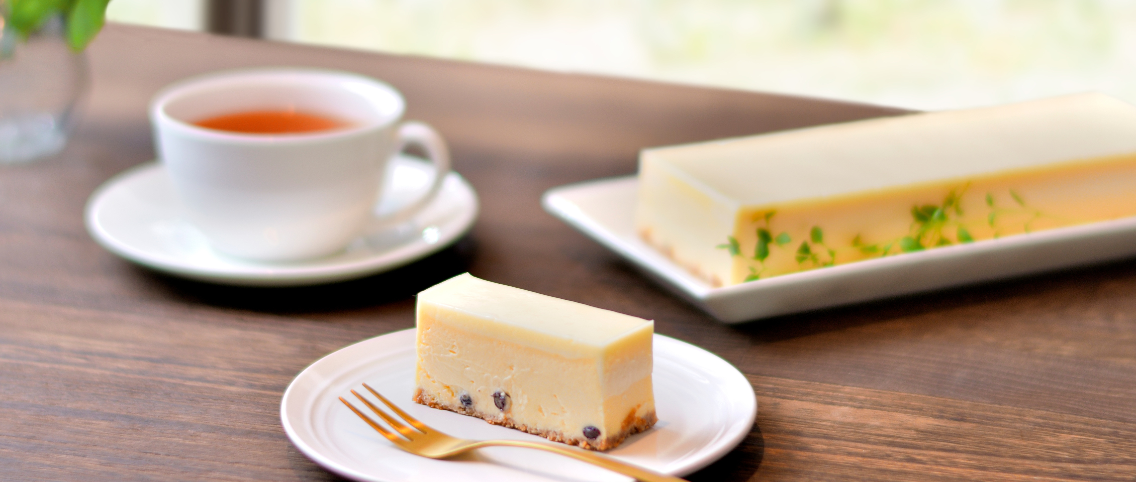 デンマーク産と北海道産のチーズの絶妙なブレンドに、リピートのファンも多い、シェフパティシエ自慢のチーズケーキです。
